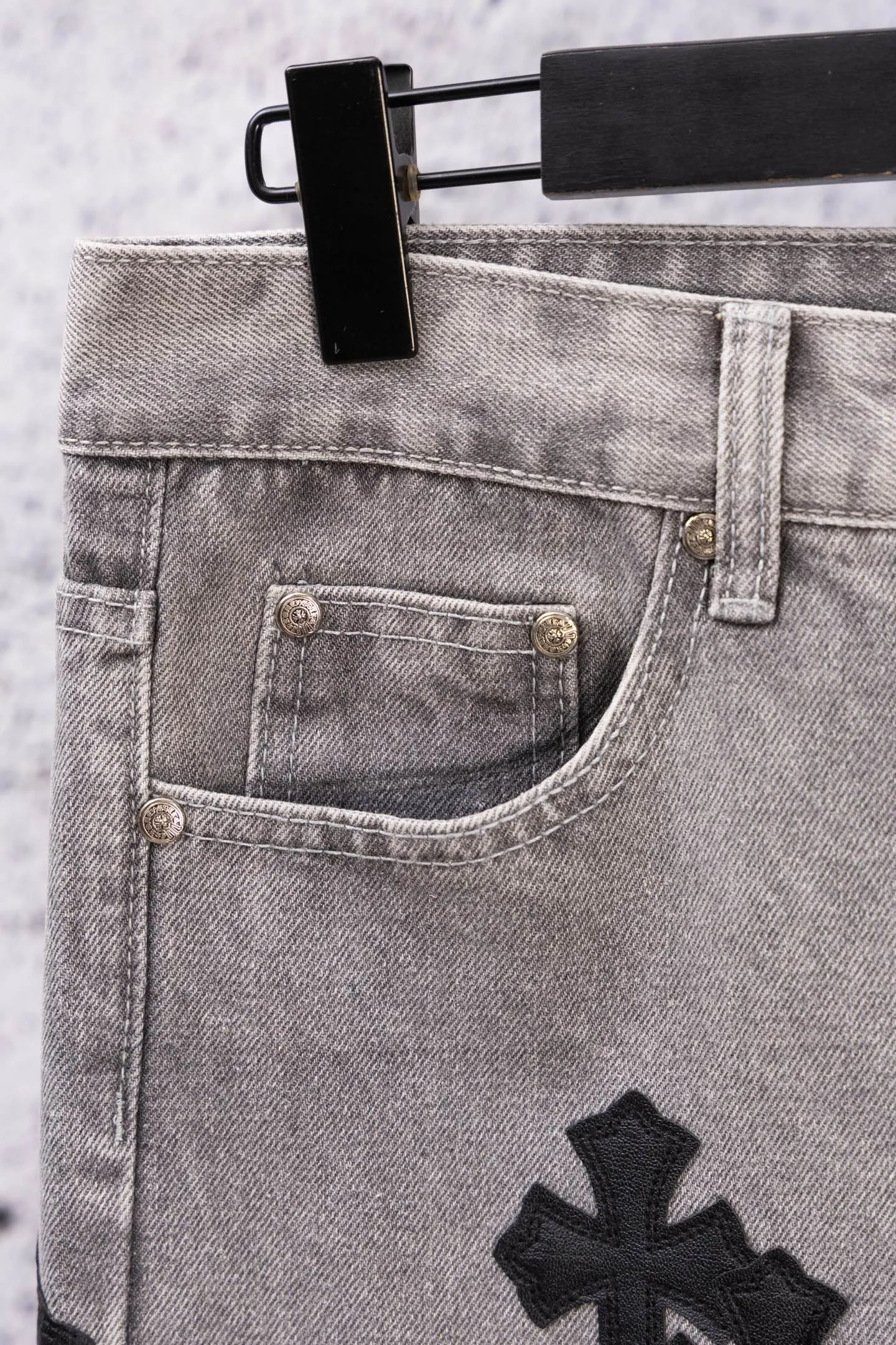 P210 Chromehearts limited edition classic black cross patch leather gray jeans, priced at 34W level, patchwork cross pattern embellishment, washed jeans! ! An absolutely high-end luxury product, a 1.9W-level god-level single product, a super popular product, made by top heavy industry, a magic weapon that cannot be missed! [About Zangyin] This is an extremely luxurious fashion brand that can also be called the aristocracy of the high street. It has always been an exclusive brand for some hipsters or rich second generations. Compared with ordinary high streets, it is more luxurious and noble. Compared with luxury brands, it is more fashionable and individual. It has always been a brand that I have a special liking for. [Top heavy industry fashion design] Consistently high-street luxury style. Speaking of this style, the Zangyin family and GU family are definitely the leading representative brands. Especially the Zangyin family has really achieved a state-of-the-art effect in creating high-street style. The unique washed material is used to create this style. The color system is already quite eye-catching. After it is decorated with patchwork cross flowers, it cleverly highlights the charm of the brand. Secondly, this style uses classic The high-waist cutting design highlights the long legs and fashionable temperament of the upper body. The brand is highly recognizable and the slim fit configuration is more suitable for daily wear. It is a product that interprets personality, fashion, and specifications at a glance. This single product is enough to make any fan excited. It can be a white T-shirt for a youthful college style, or a tight suspender for a royal style. It has strong matching ability and can be easily controlled by men.  [Materials and craftsmanship] Needless to say, this point goes without saying. As an excellent craftsman brand, Zangyin’s requirements for details and craftsmanship are really perfect. The washed color of this model has gone through so many processes, not to mention the embellishment of denim appliques. It is also purely hand-made and sewn. Just like what they believe in, only hand-made things have soul and have the meaning of wear. A top-notch heavy-duty fashionable denim item, I look forward to your perfect interpretation! !  Color: Gray Size: 28-36